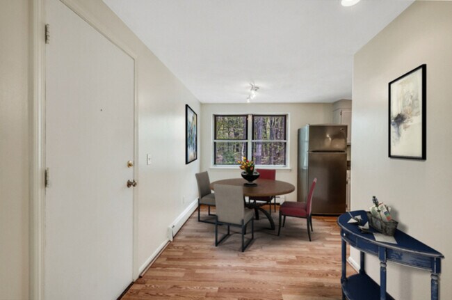 Building Photo - 2 Town House Ln