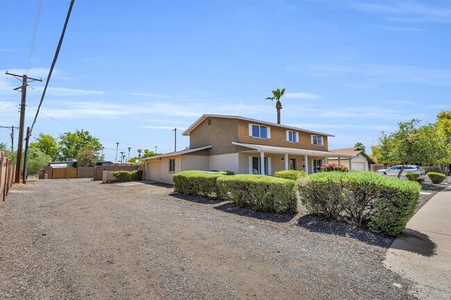 Foto del edificio - 6 Bedrooms, 3 Bath,  Pool CLOSE TO ASU (Rural & Broadway)