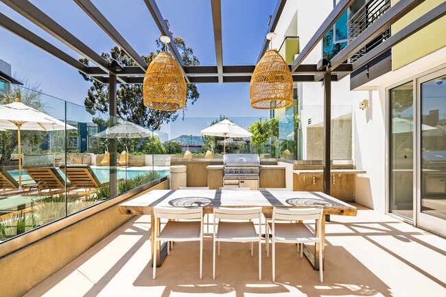 Sala de estar al aire libre y barbacoa | Apartamentos Brio | Apartamento en Glendale, CA - Brio