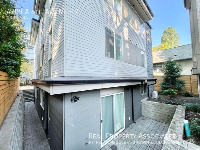 Building Photo - Modern Townhome with ROOMS Available in Un...