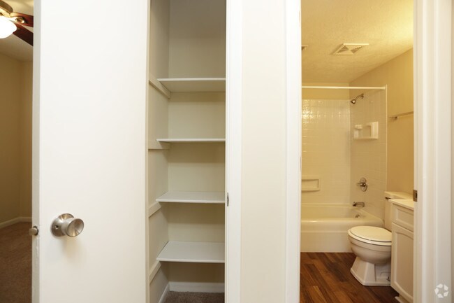2HAB, 1BA - armario de pasillo - Pinecrest Apartments