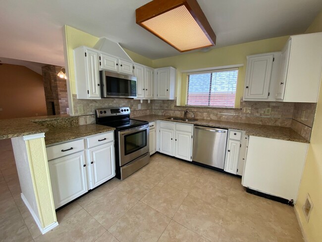 Building Photo - 3 Bedroom 2 Bath~ Updated Kitchen!
