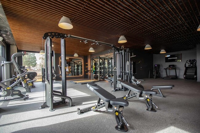 Building Photo - Montage