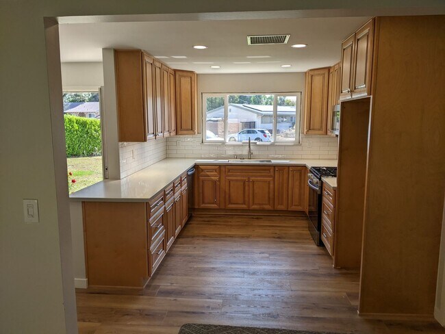 Foto del edificio - 3 bed, 2 bath single story home - JUST REM...