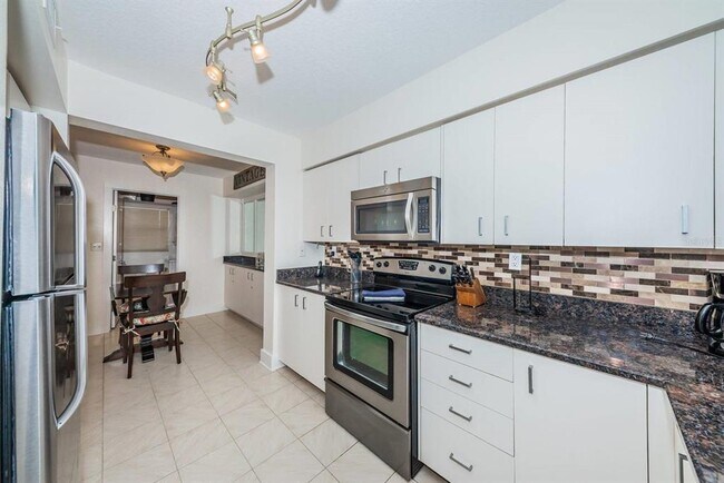 Building Photo - 6083 Bahia Del Mar Cir N