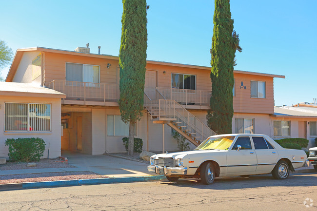 Arroyo Chico Apartments - Highland Park Apartments