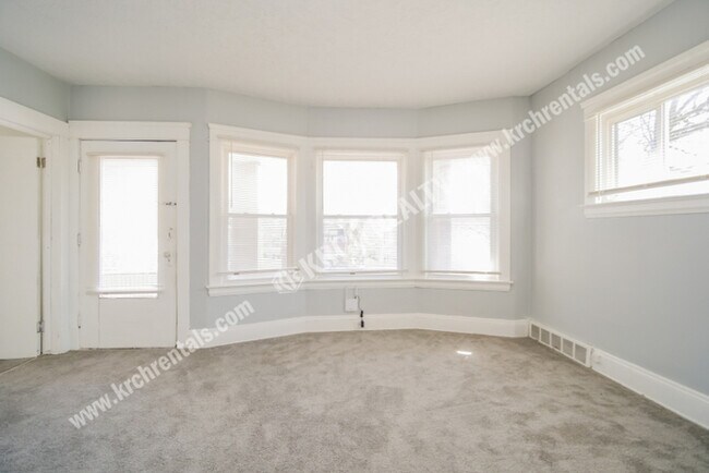 Foto del edificio - 2-Bed 1-Bath Up Unit with Easy Access to D...