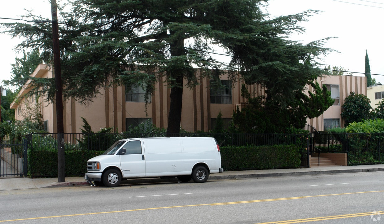 Primary Photo - 6126 Fulton Ave