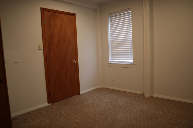 Building Photo - 2 bedroom house available in Clymer