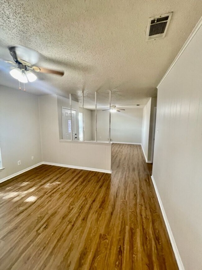 Building Photo - 208 Karem Cir