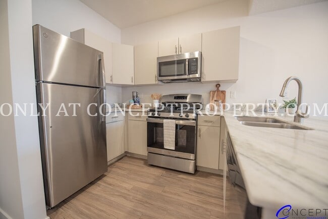 Building Photo - Luxury Apartment in Newpark Plaza!