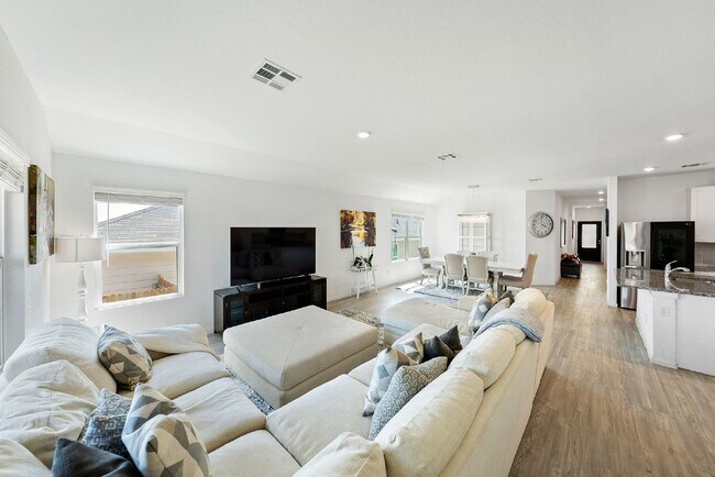 Foto del edificio - Primary Closet Made for Kings & Queens - UP TO 1 MONTH FREE RENT AVAILABLE!
