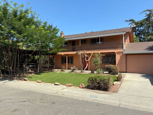 Foto del edificio - Beautiful West Davis home available in June