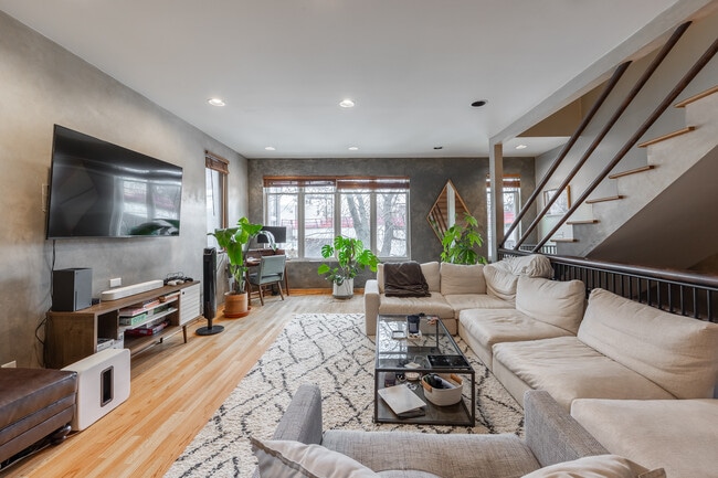 Building Photo - 1220 W Augusta Blvd