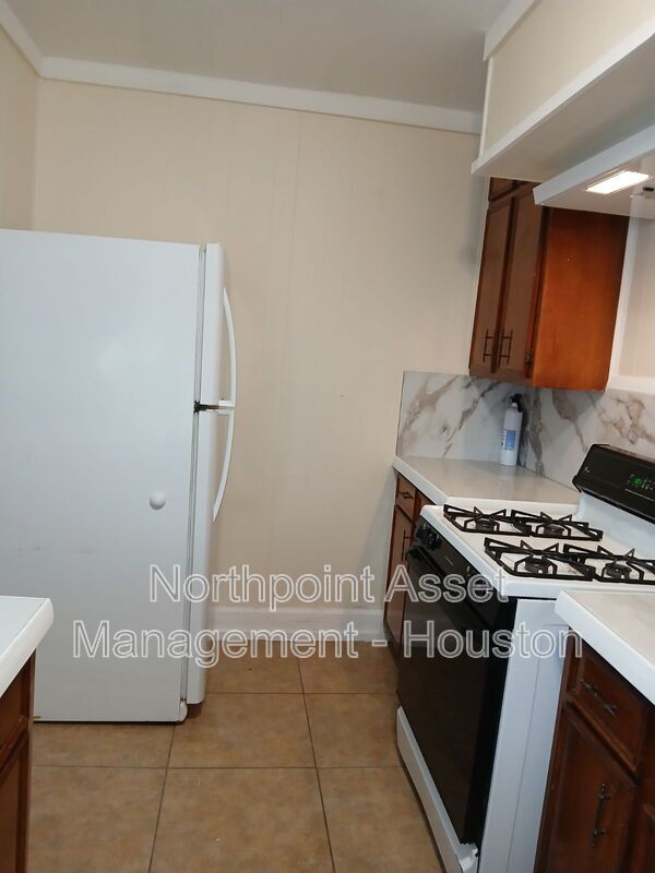 Building Photo - 7634 Edna St