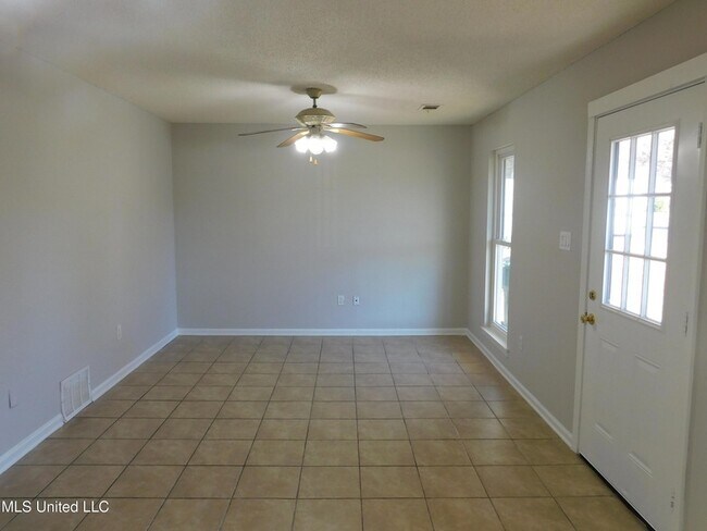 Foto del edificio - 8095 Martha Ann Ln