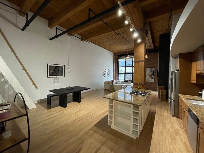 Building Photo - 360 W Illinois St