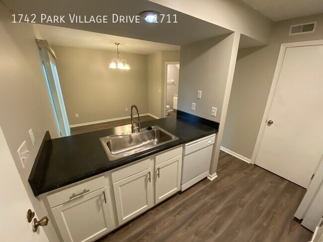 Building Photo - Beautiful Townhome 2 Bed 2.5 Bath!