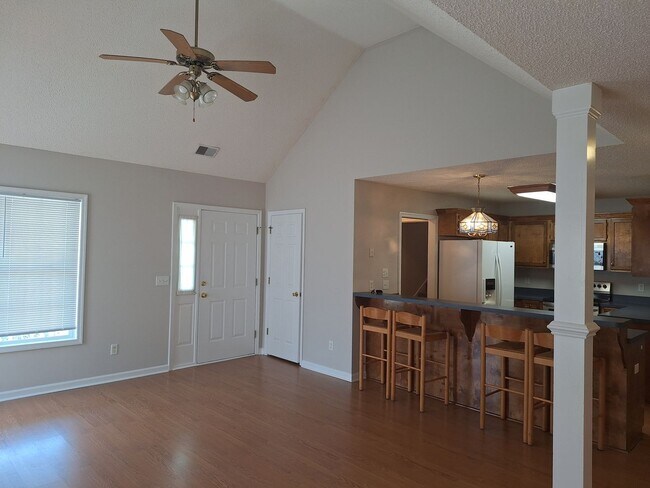 Foto del edificio - MOVE IN SPECIAL - $300 OFF THE FIRST FULL ...