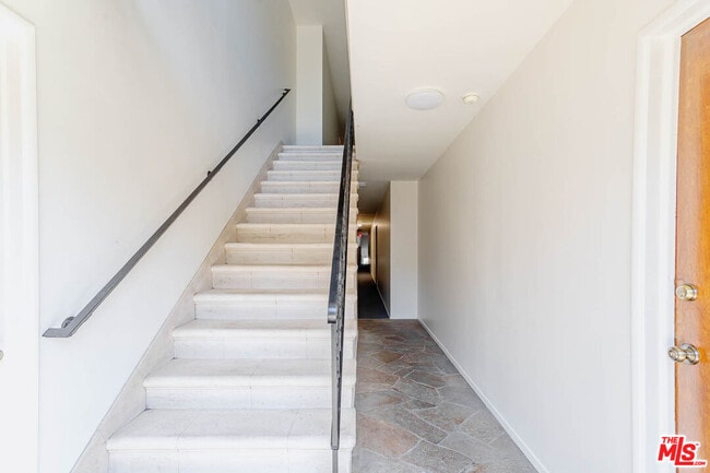 Building Photo - 758 N Hudson Ave