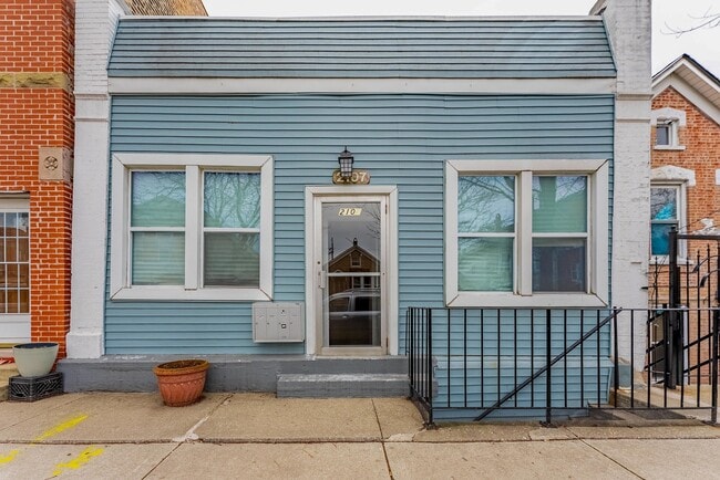 Building Photo - 2107 W Cullerton St