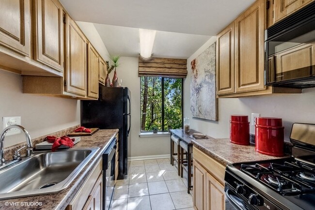 Fully Equipped Kitchens with Breakfast Nook - Brookland Ridge Apartments