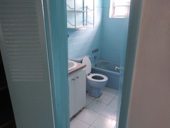 Bath room - 600 142nd NE St