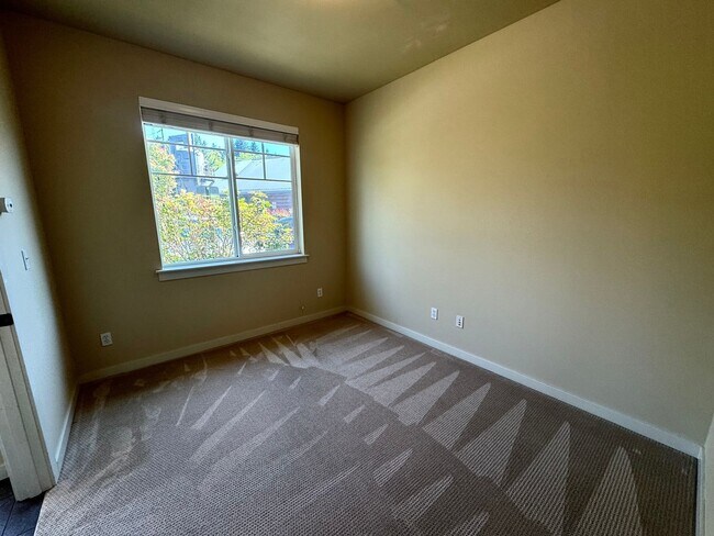 Foto del edificio - Spacious 2 bedroom 2 1/2 bath Plus Den  to...