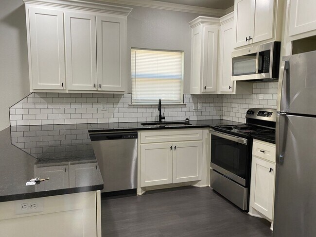 Foto del edificio - 3-bed, 2-bath built in 2022!