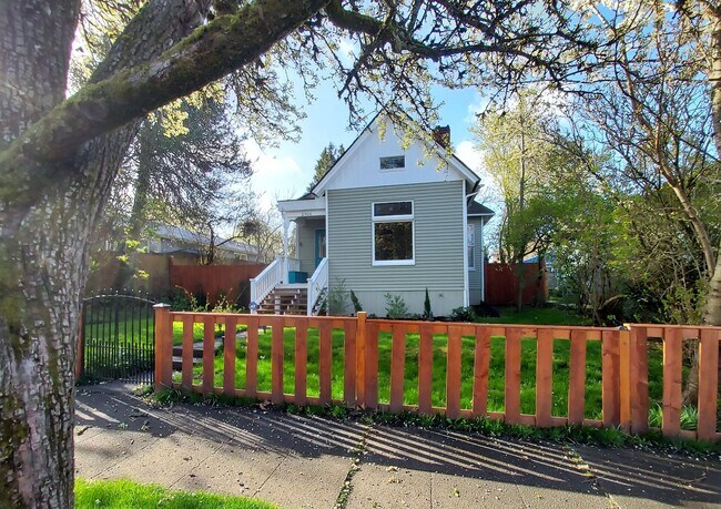 Foto del edificio - Vintage Three Bedroom Home!