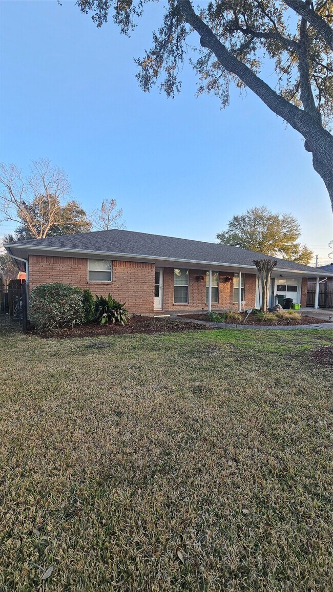 Building Photo - 1715 Pecan Ln