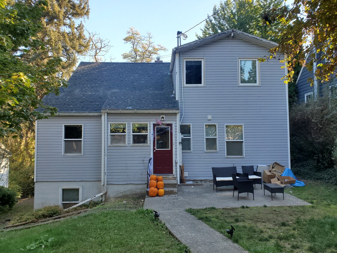 Primary Photo - 1055 NE Monroe St