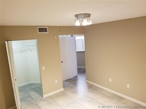 Building Photo - 102 Villa Cir