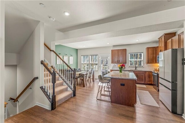 Building Photo - 484 Greenwood Dr