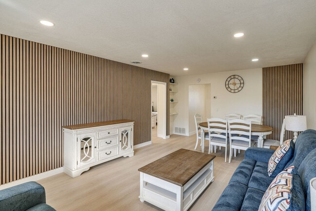 Building Photo - 440 Dela Vina Ave
