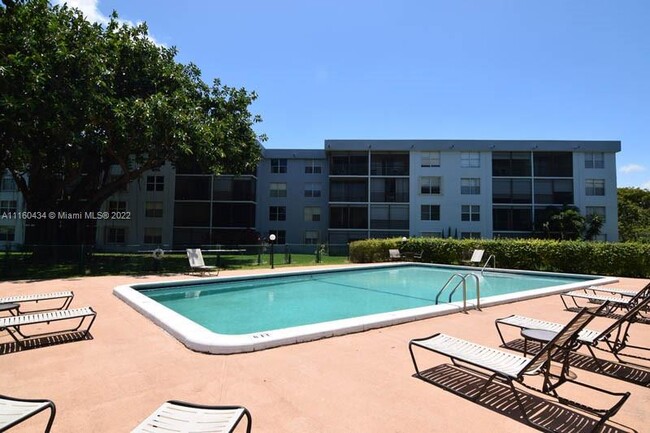 Building Photo - 120 Royal Park Dr