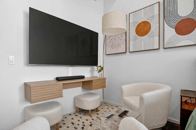 Building Photo - 404 NE 2nd Ave