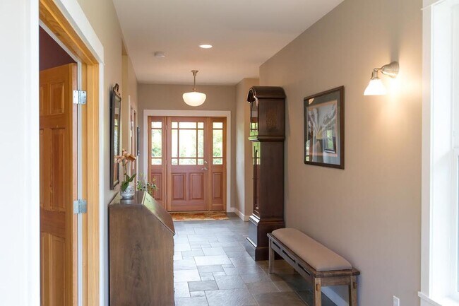 Foto del edificio - 737 Cherryview Ln