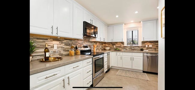 Kitchen - 1325 Valley View Rd