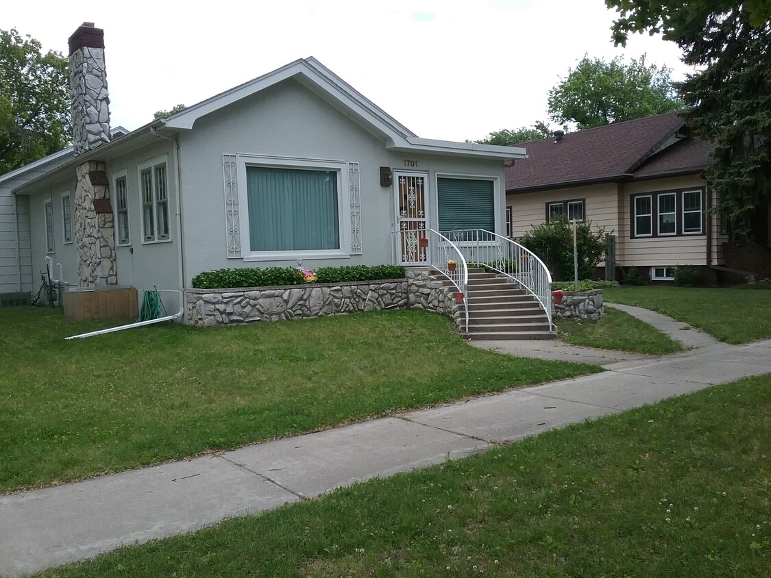 front entrance - 1701 University Ave
