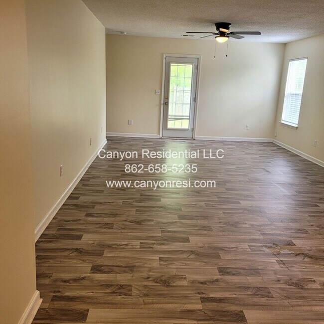 Foto del edificio - 461 Bedford Knoll Dr