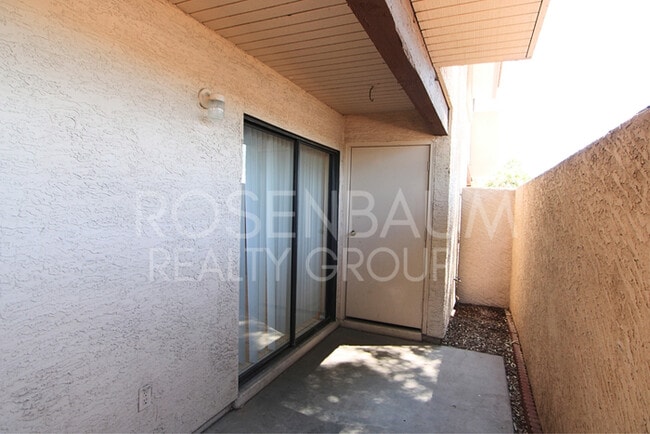 Building Photo - Charming 2-bedrooms, 1.5-baths townhome in...