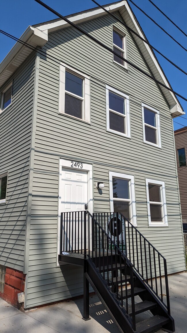 Foto del edificio - 2493 Thurman Ave