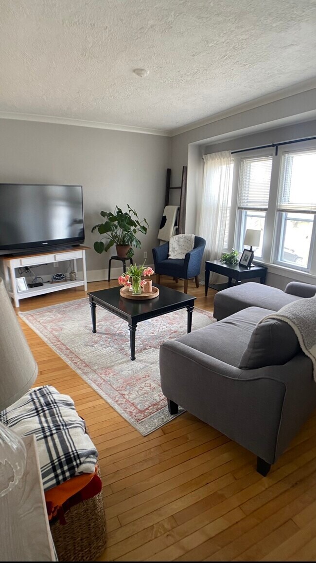 Living Room - 4514 N Bartlett Ave