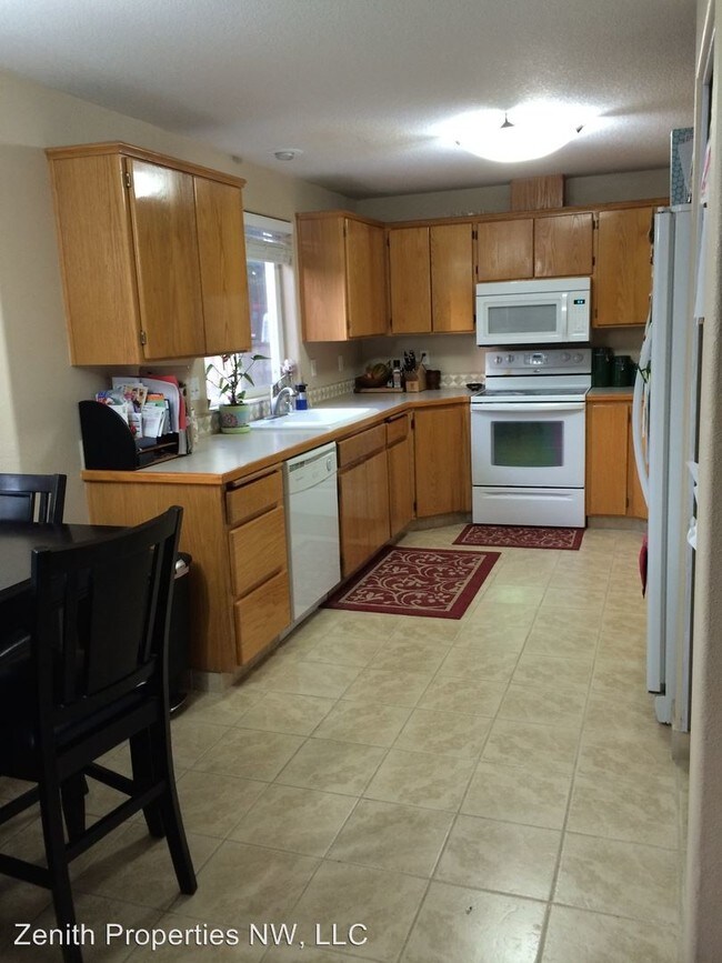 Building Photo - 8200 NE Snowberry Loop