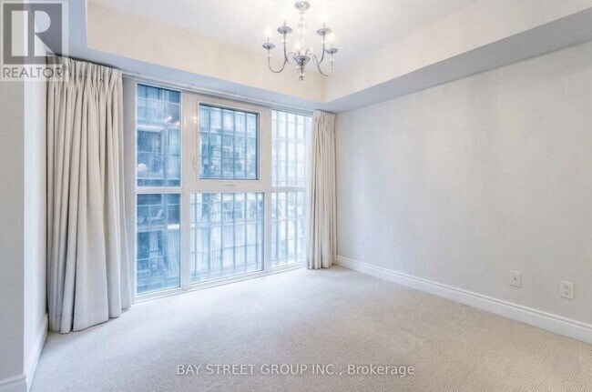 Photo du bâtiment - 28 Ted Rogers Way