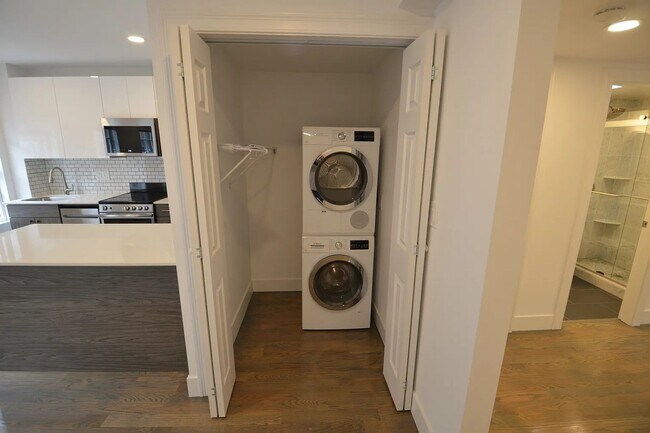 Building Photo - No Security Deposit, In-Unit Washer and Dryer, Heat, Hot Water Included