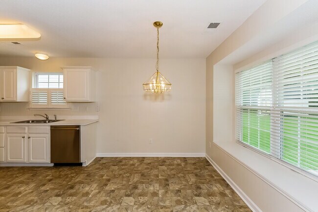 Foto del edificio - 12405 Poplar Forest Dr