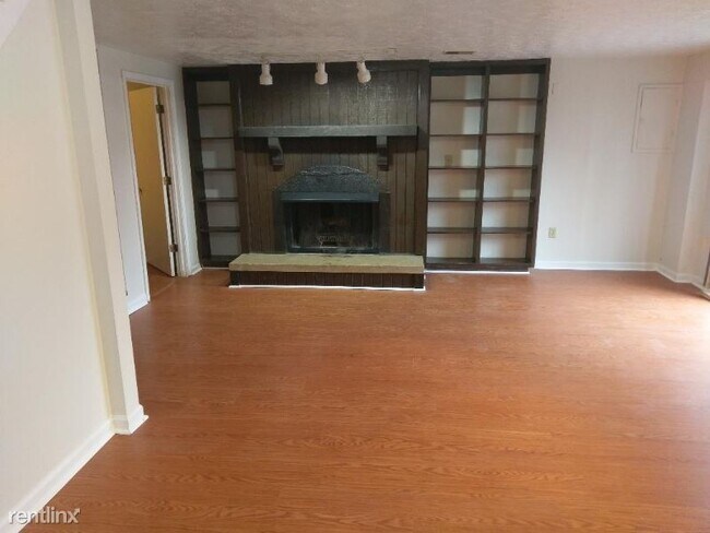 Building Photo - 431 Whispering Hills Dr
