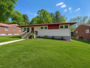 Building Photo - 224 Roundhill Dr